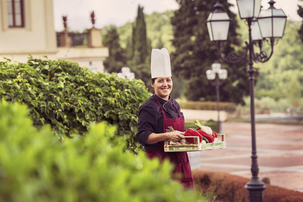 Fonteverde Lifestyle & Thermal Retreat - The Leading Hotels Of The World Сан-Кашано-дей-Баньй Экстерьер фото A chef at work